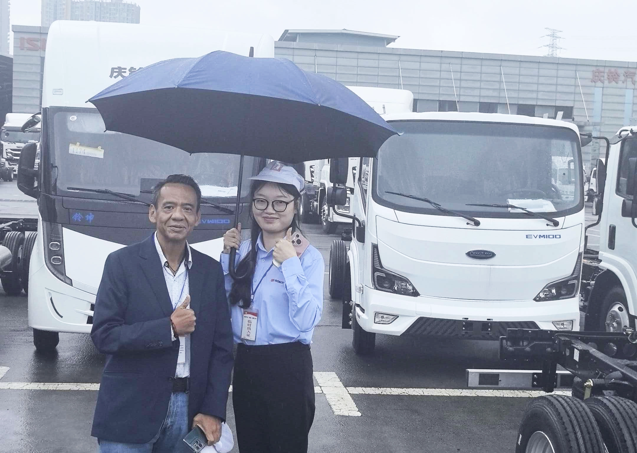Mexican logistics client inspects Isuzu commercial trucks at China manufacturing facility